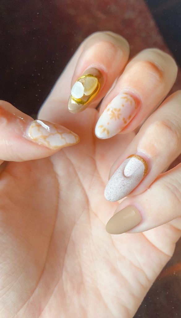 gold nails design