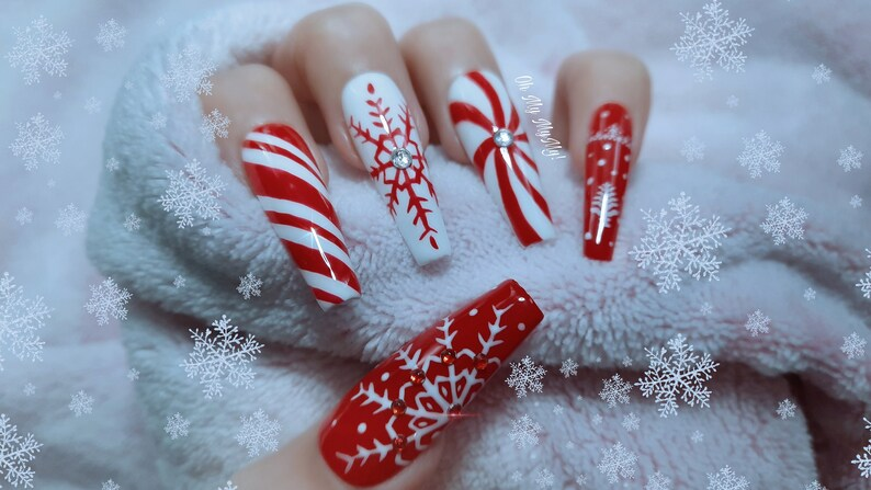 50 Festive and Fabulous Christmas Nail Art Ideas to Jingle Your Way Into the Holiday Season 17 image 585
