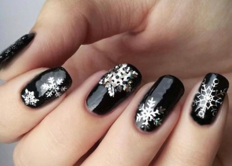 50 Festive and Fabulous Christmas Nail Art Ideas to Jingle Your Way Into the Holiday Season 19 image 587